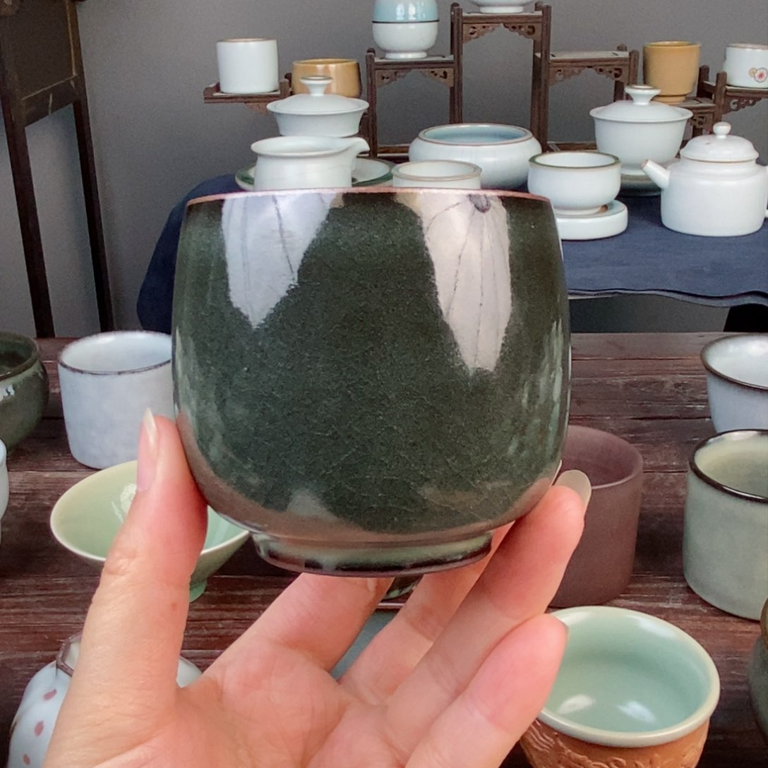 铁胎豆青釉捧杯开片 