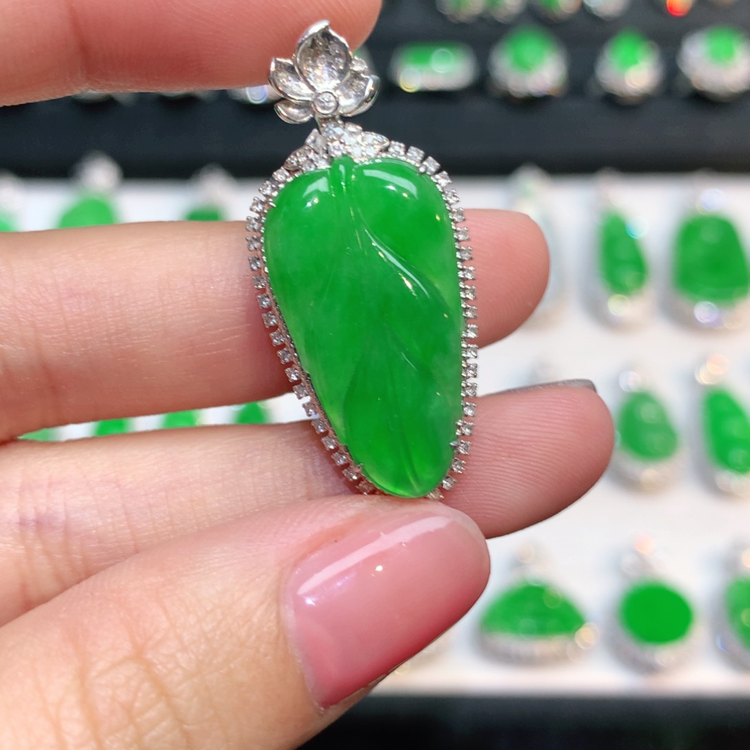 翡翠18K金镶嵌颈饰翡翠