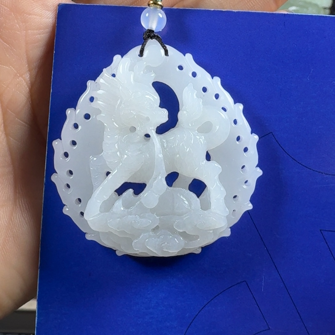 和田玉挂件未镶嵌麒麟踏祥云