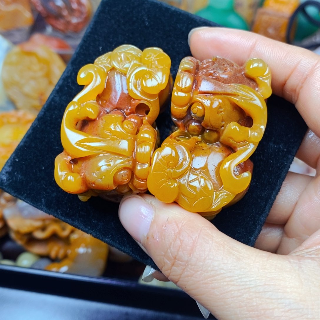 石英质玉（黄龙玉）未镶嵌颈饰