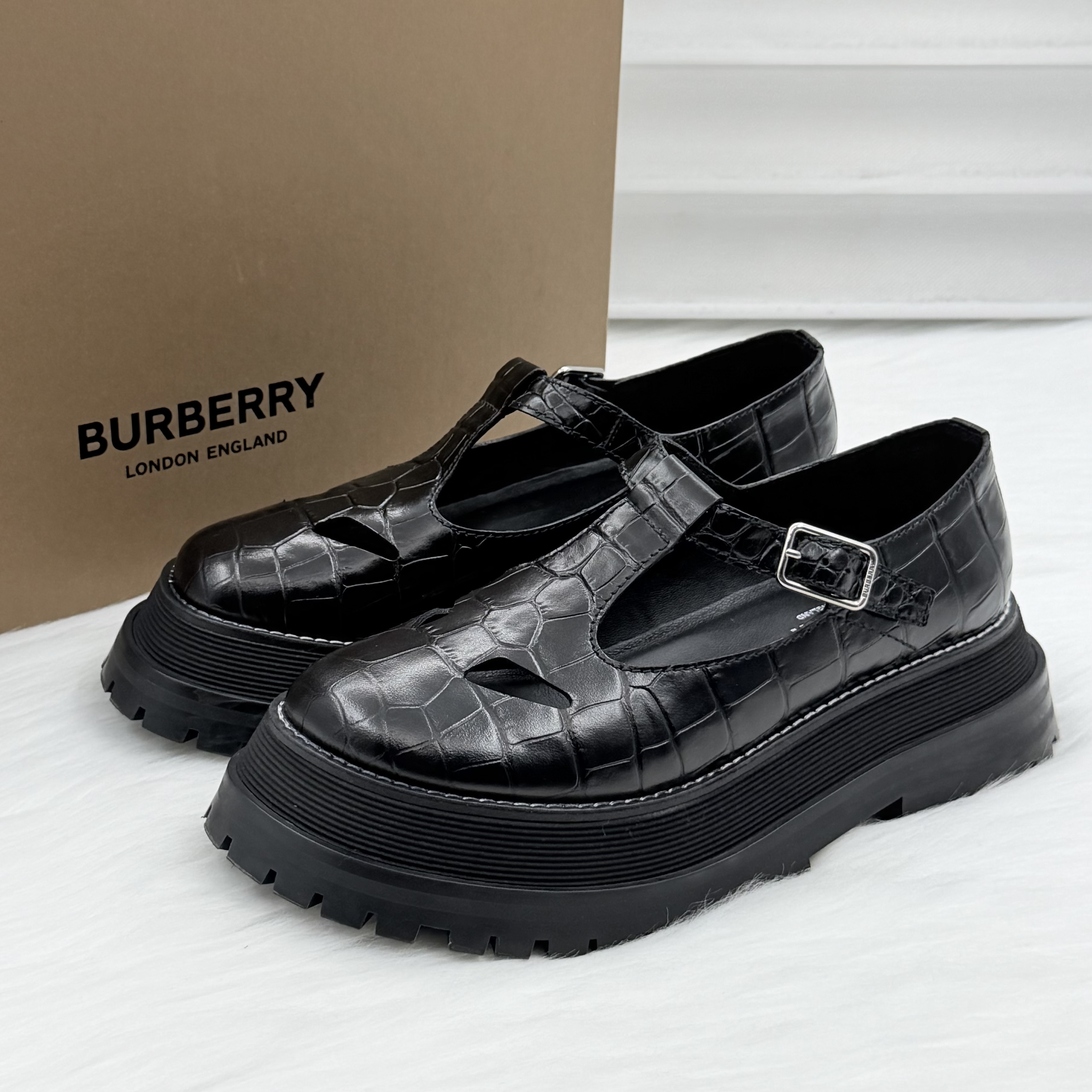 99新 BURBERRY/博柏利 鳄鱼纹厚底玛丽珍鞋 37码 公价7k j12116