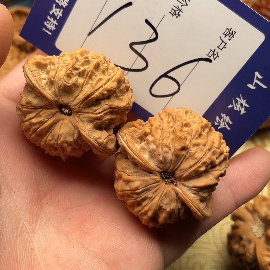 子***苏文玩核桃闪电购136