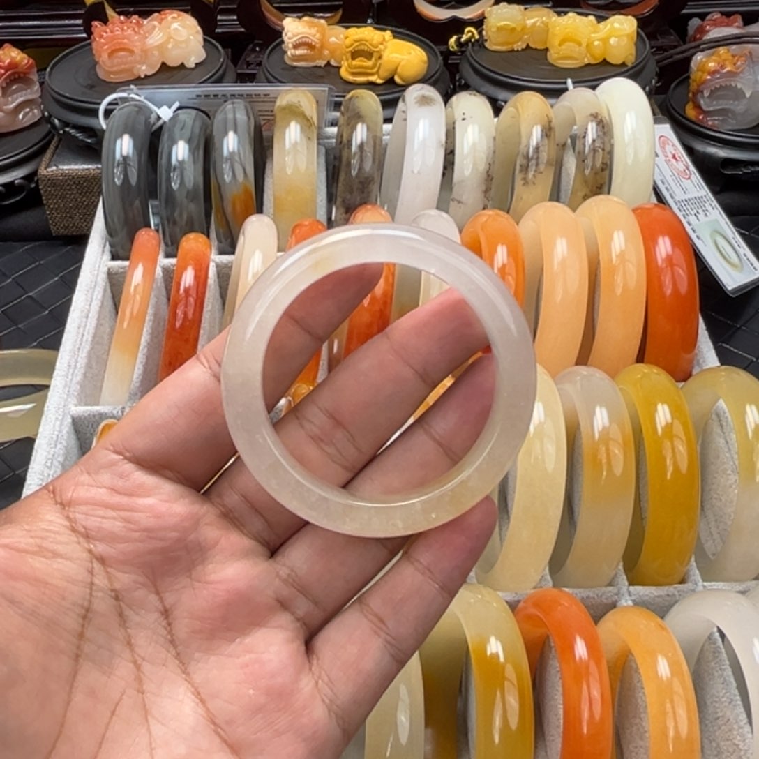 石英质玉（黄龙玉）手镯未镶嵌种**树