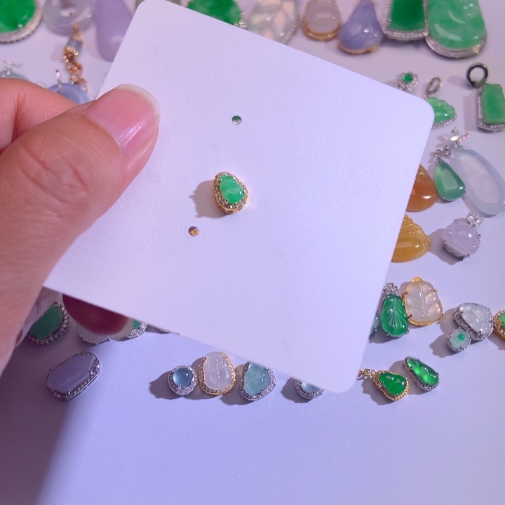 翡翠未镶嵌颈饰-111122