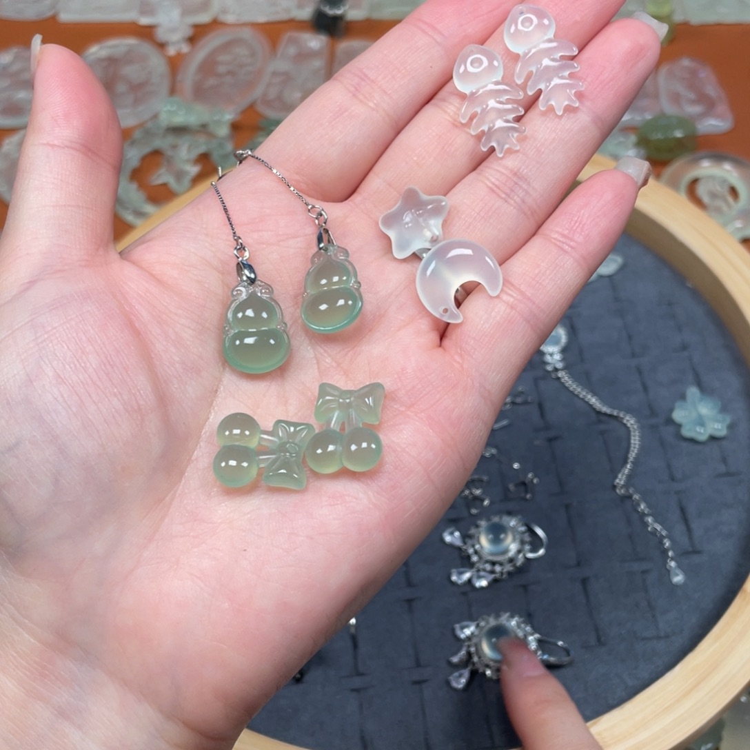 蛇纹石玉未镶嵌颈饰