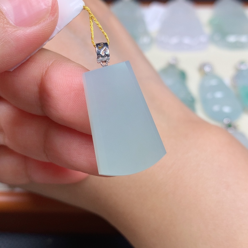 【闪购商品】翡翠18K金镶嵌颈饰无事牌