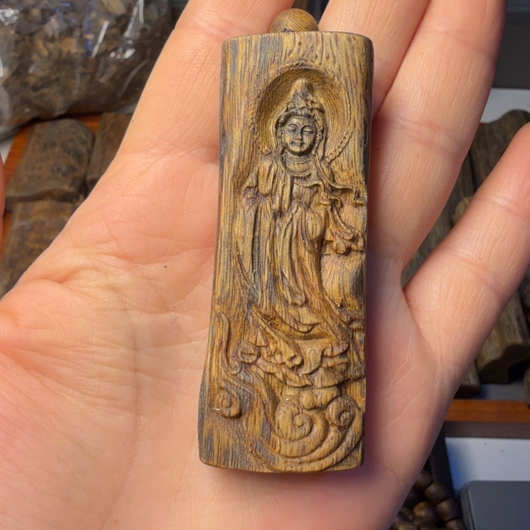 沉香枕沉香海南白棋南海观音雕刻带绳14.4克