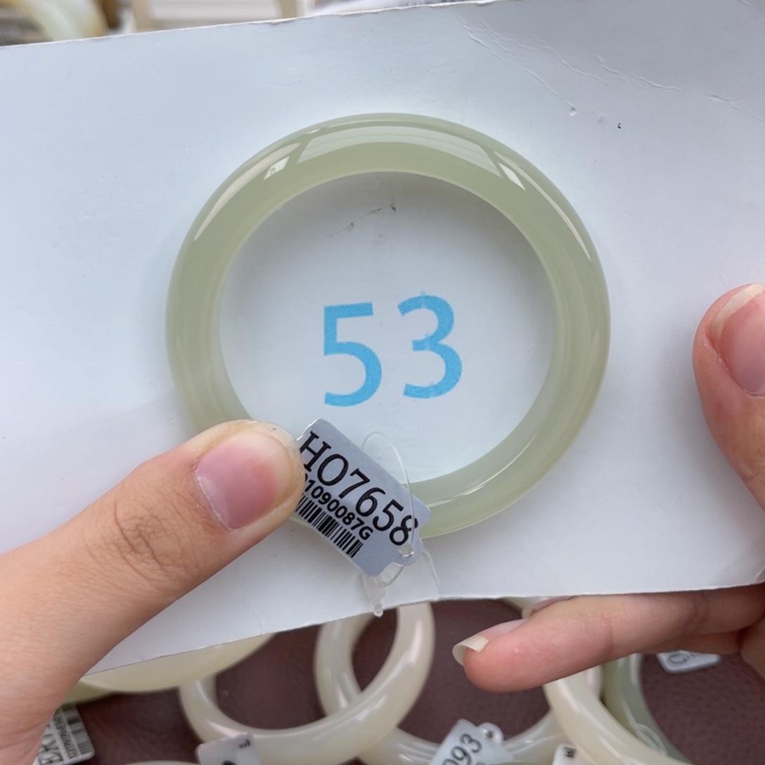 和田玉手镯未镶嵌徒***?