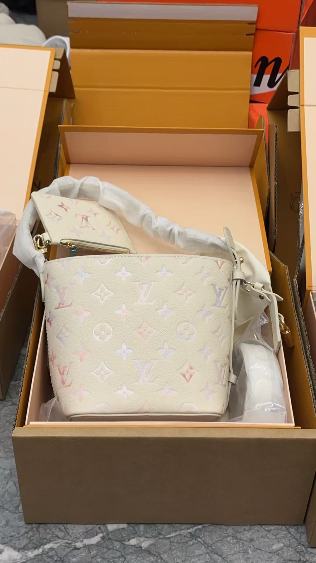 未拆封  未拆封 LouisVuitton 新款老花 涂层手提单肩包 77