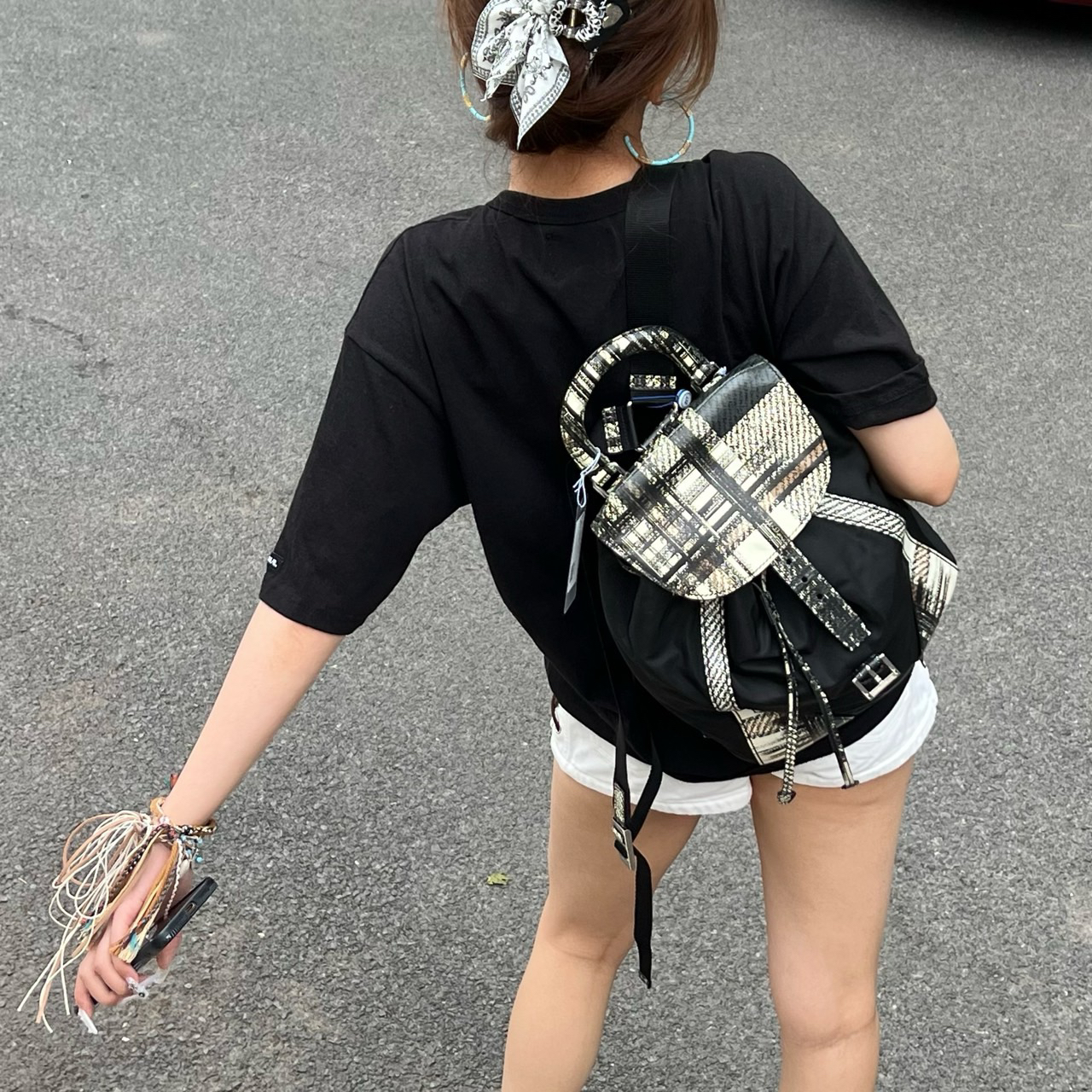 95新 Prada/普拉达 黑色拼皮 银扣 双肩包/8967