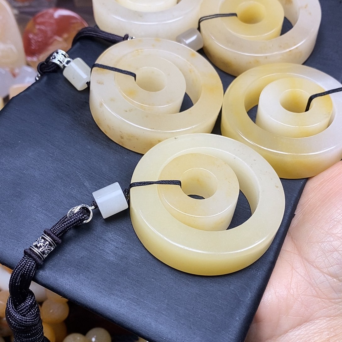 石英质玉（黄龙玉）颈饰未镶嵌