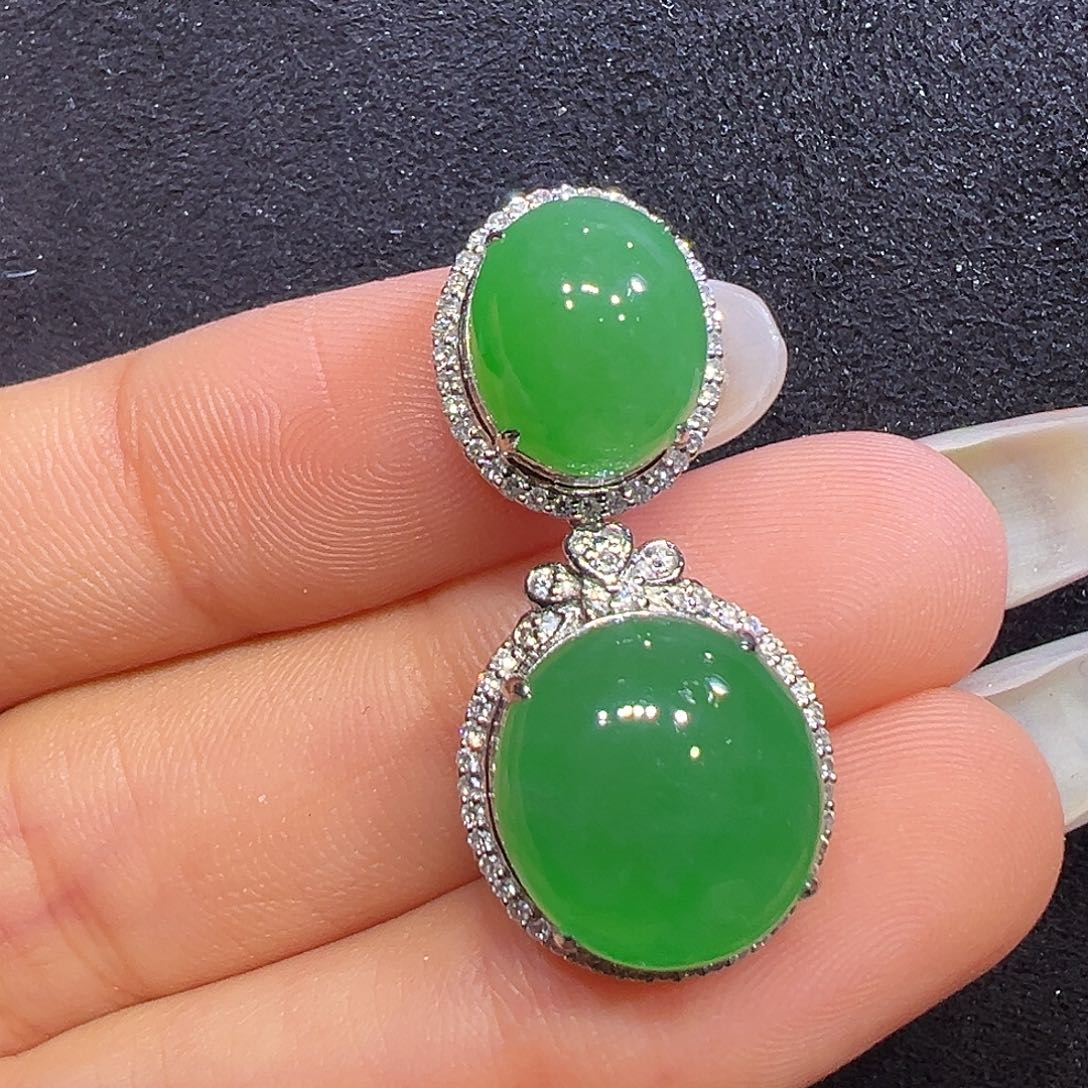 翡翠18K金镶嵌颈饰蛋面