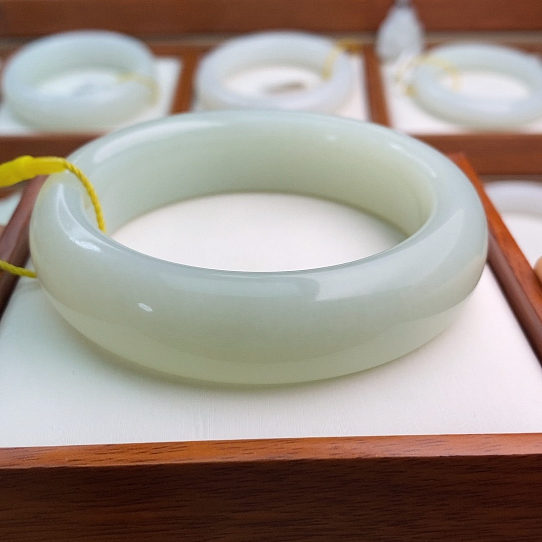 和田玉（青白玉）未镶嵌手镯