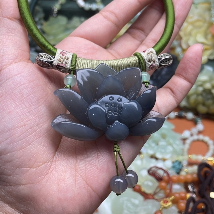 蛇纹石玉吊坠合金