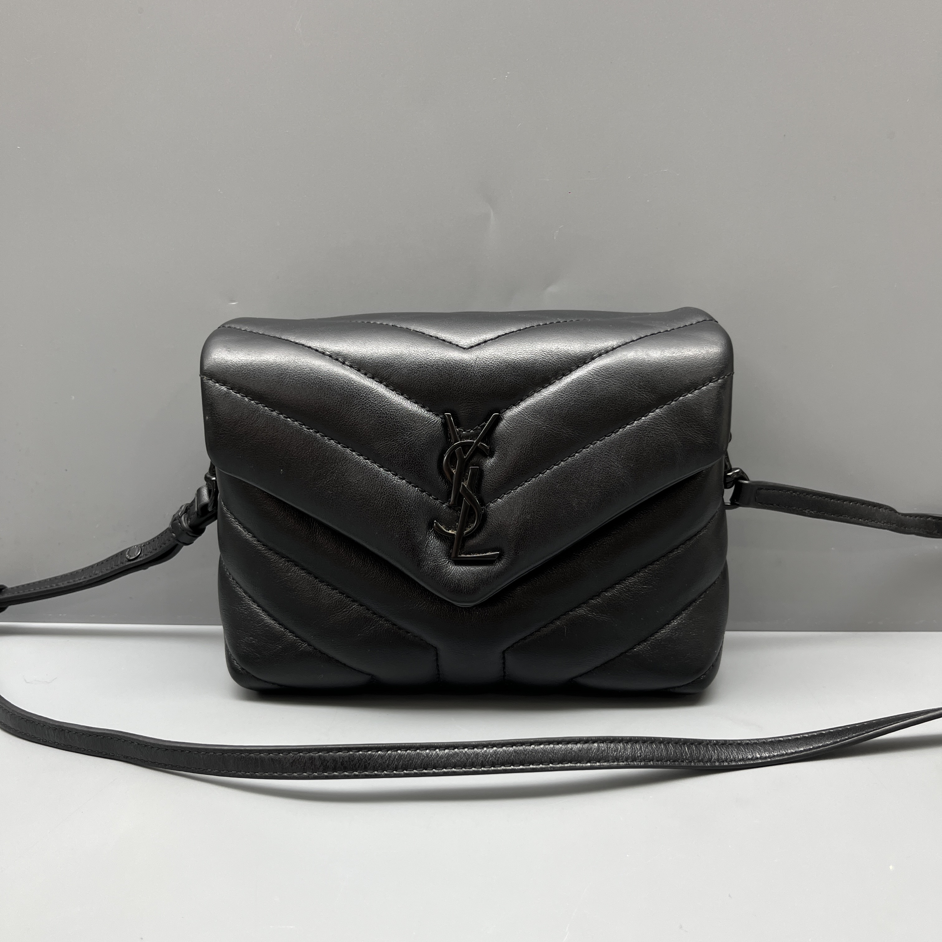 95新 YSL/圣罗兰 黑色V纹Loulou方胖子 尺寸18*14 SV16606