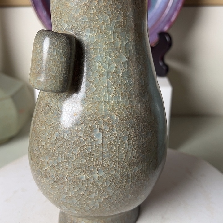 陶摆件官窑贯耳瓶一件