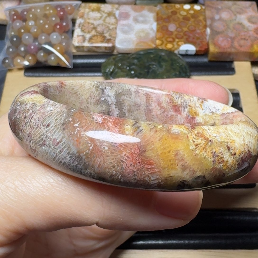 硅化玉54.8紫红黄凤尾，盘盘未镶嵌