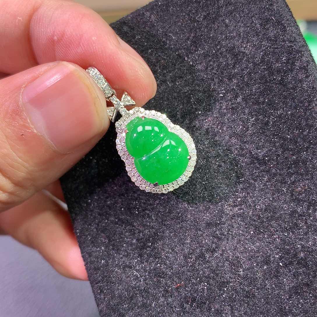 翡翠吊坠(赠链)18K金镶嵌