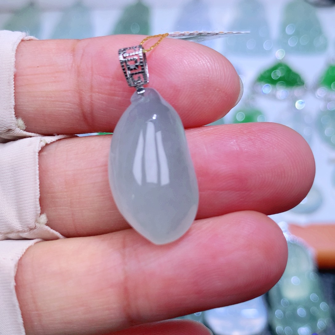 翡翠18K金镶嵌颈饰福瓜