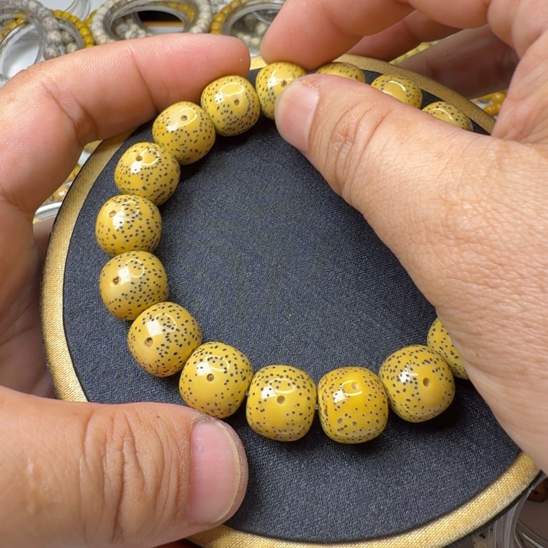 星月菩提吊坠鸡油黄