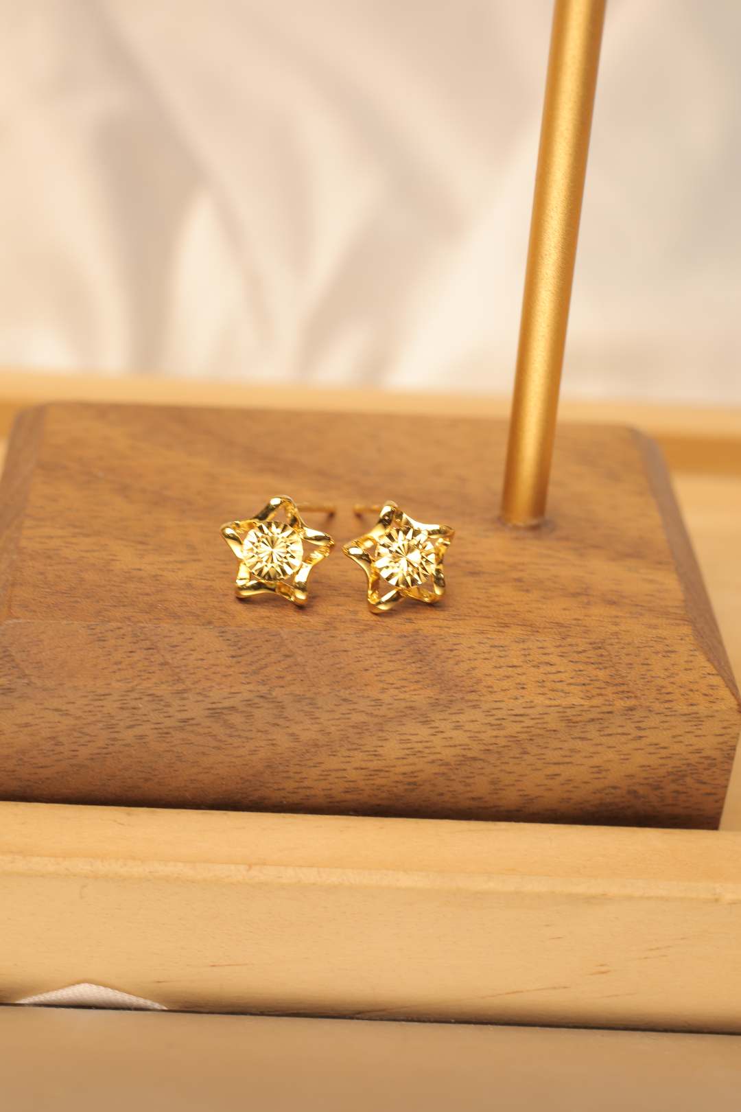 Pt950铂金黄五角星车花仿钻线条时尚气质百搭耳钉