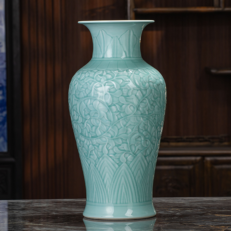 景德镇浮雕青釉中号鱼尾瓶