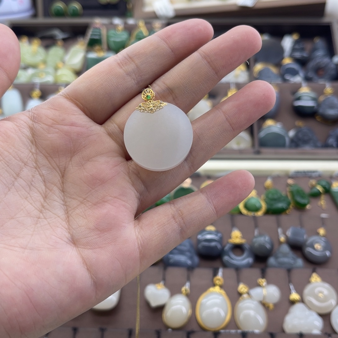 和田玉18K金镶嵌吊坠(赠链)