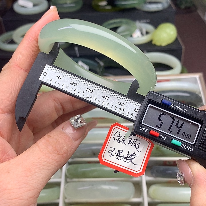 蛇纹石玉手镯未镶嵌501