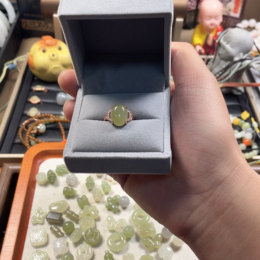 Y***黄和田玉未镶嵌手镯