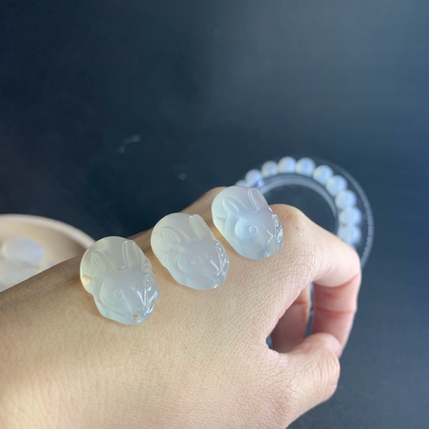 福利款天然白玛瑙趴趴兔雕刻件【选择性发一】