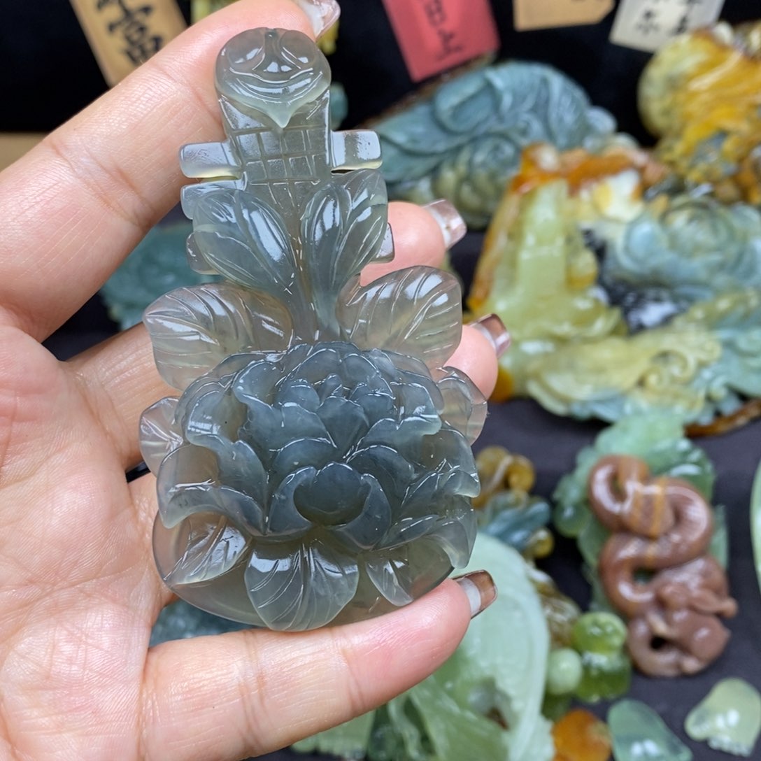 蛇纹石玉颈饰未镶嵌