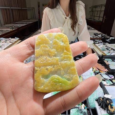 翡翠未镶嵌颈饰一个