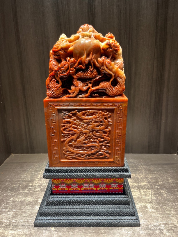 寿山石九龙大印章雕刻作品，玄关位置摆放