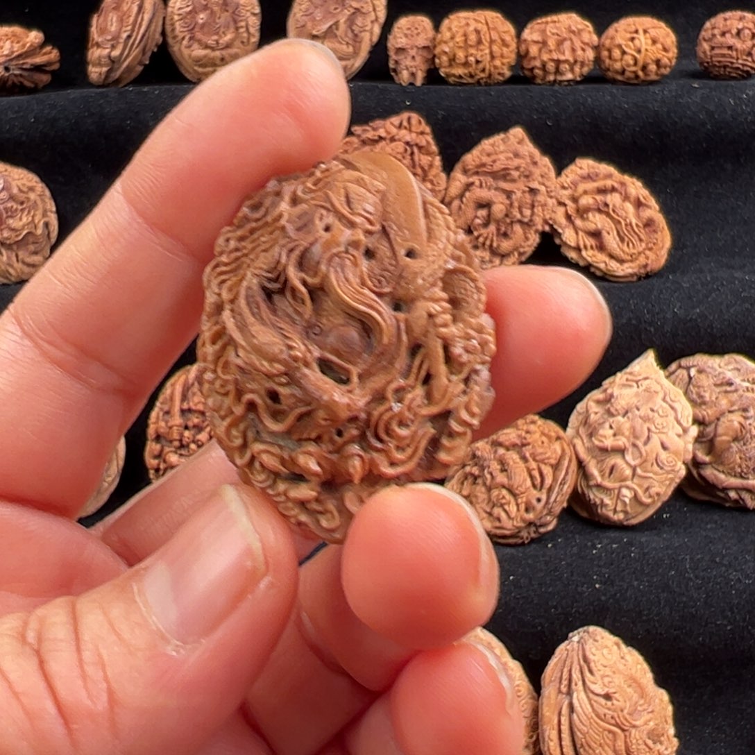 吊坠桃核儿***汁桃核雕刻