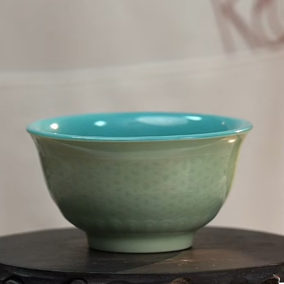 F内松石绿外豆青釉锦地纹杯