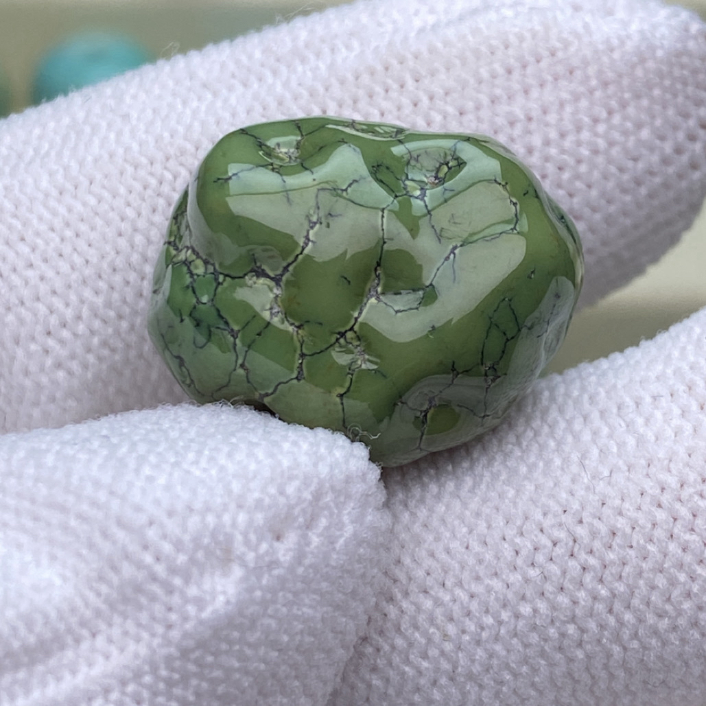 湖北十堰原矿绿松石精品菜籽绿随形配饰无优化