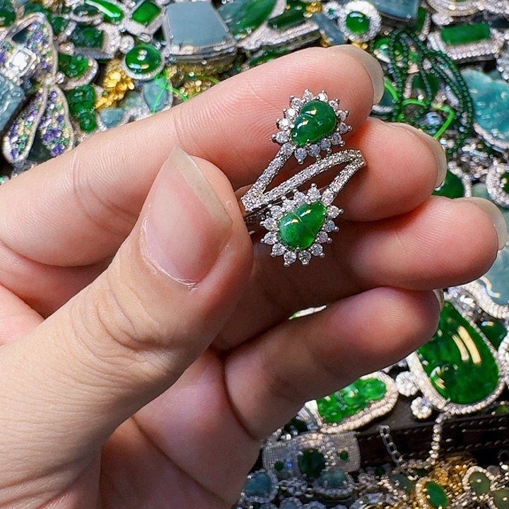 翡翠颈饰未镶嵌天然A货翡翠放漏