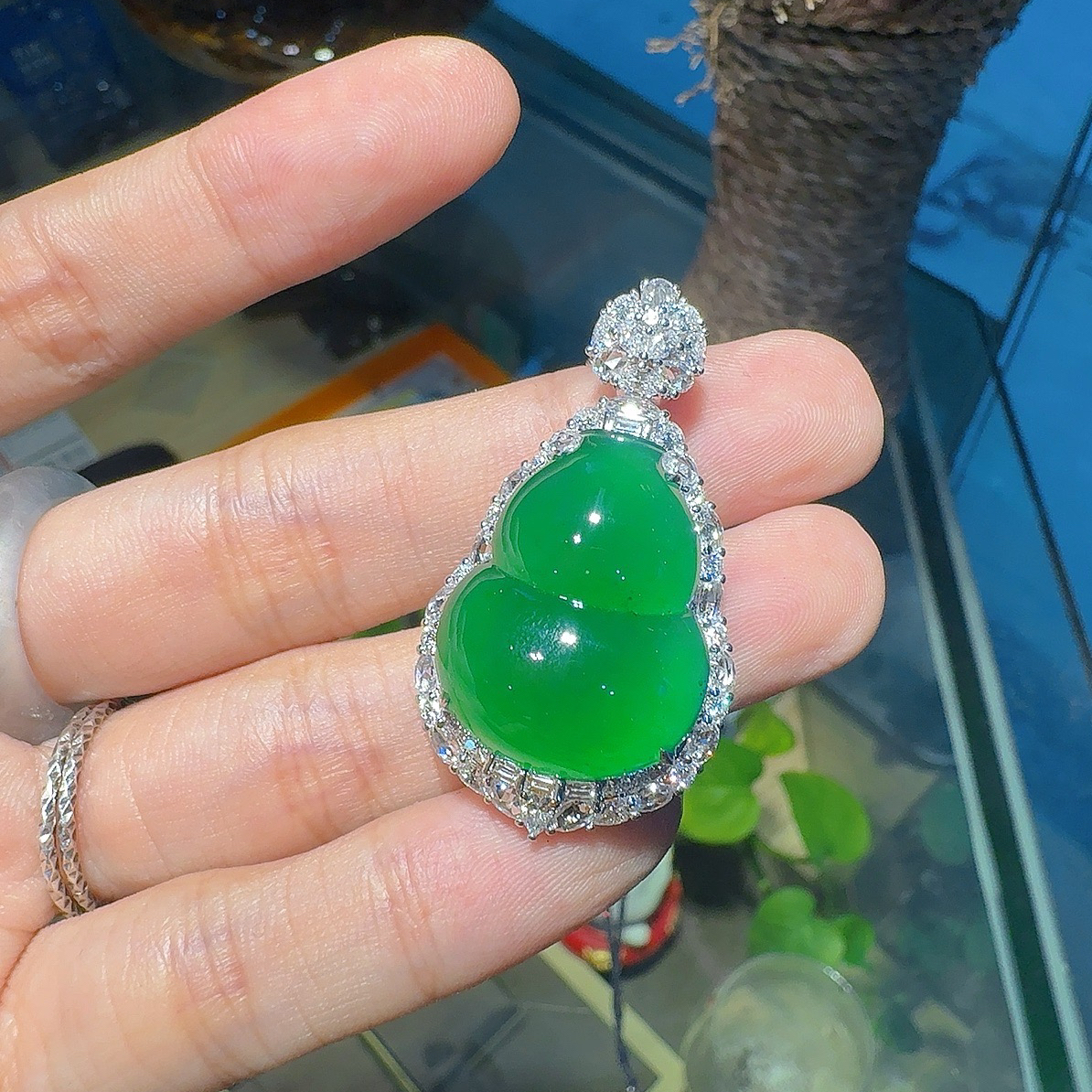天然a货翡翠满绿饱满大葫芦吊坠18k金