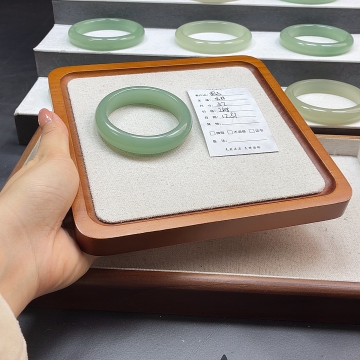 圆***子石英质玉未镶嵌手镯