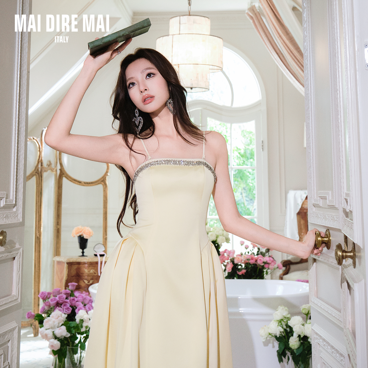 MAI DIRE MAI嫩黄重工钻链抹胸吊带收腰大摆连衣裙女2025夏秋气质