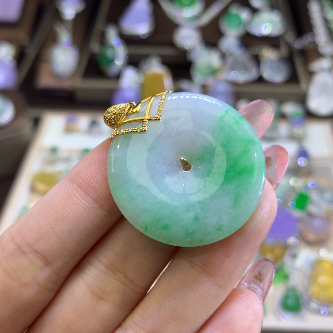 翡翠颈饰18K金镶嵌翡翠