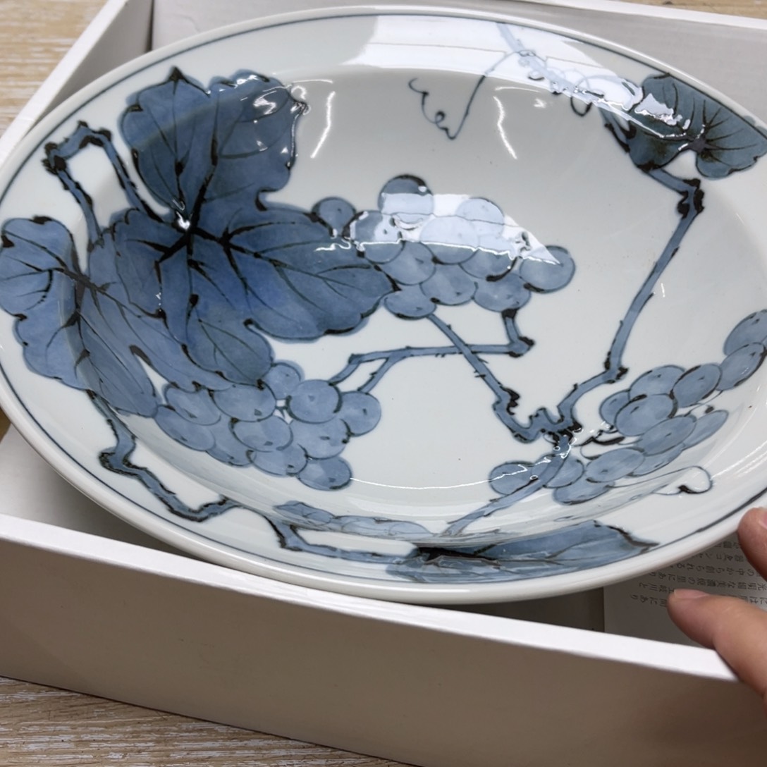 瓷片密密麻麻地排列着