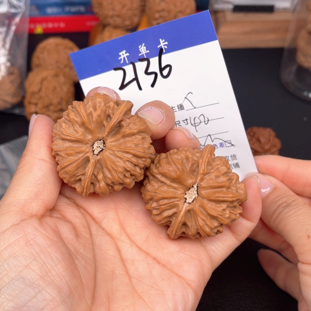 文玩核桃吊坠小*凹底40尺。 2136