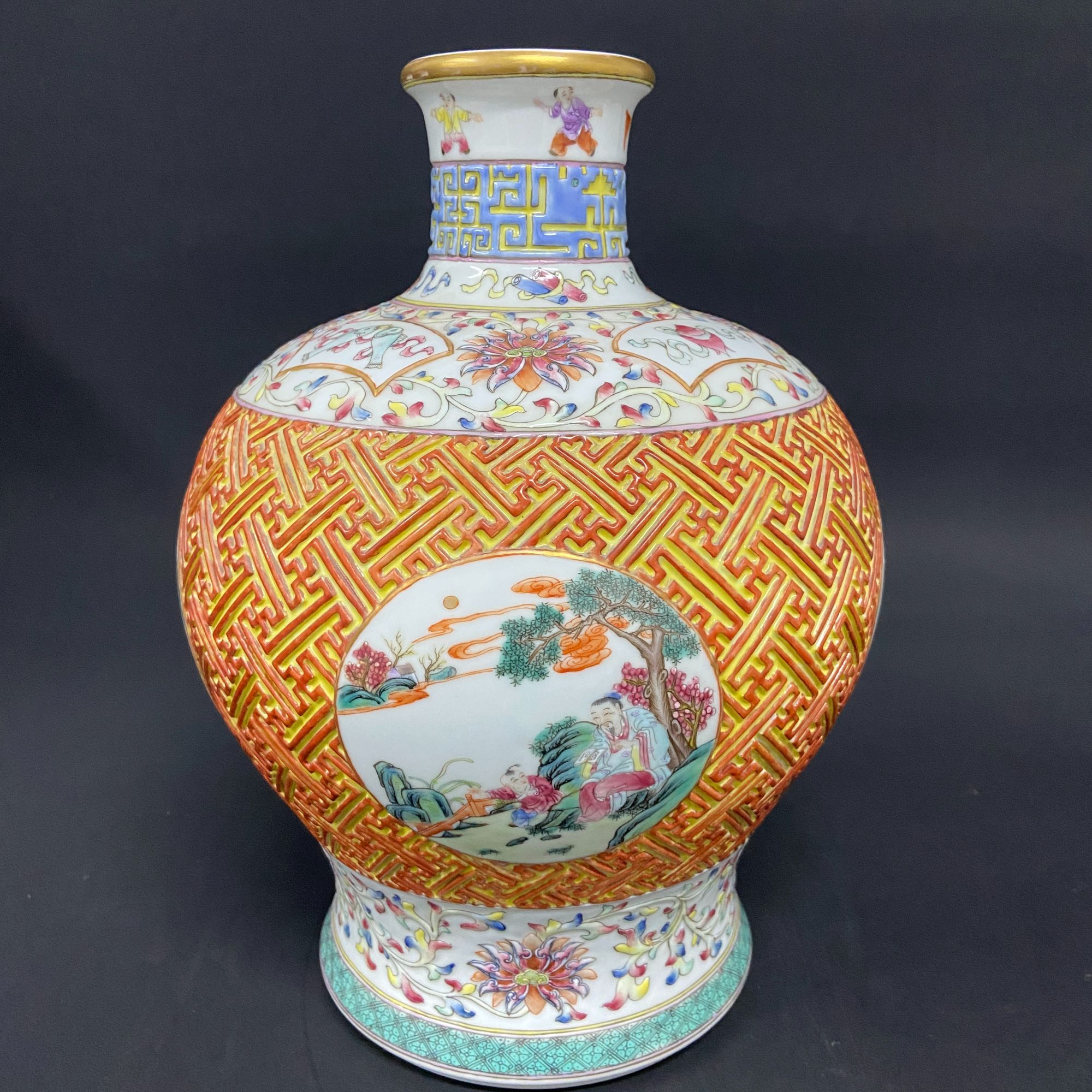 清 粉彩花卉浮雕锦地纹开窗婴戏赏瓶