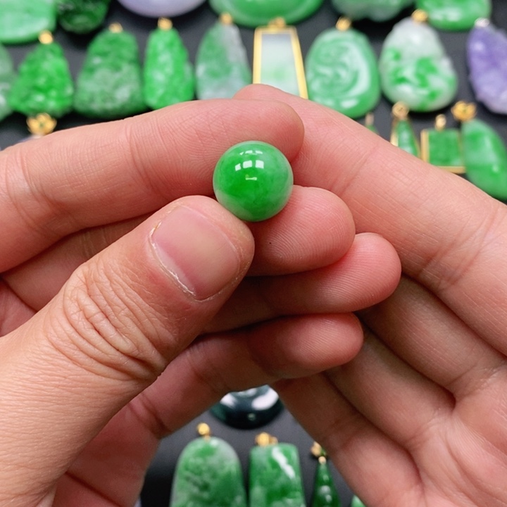 翡翠颈饰未镶嵌吊坠