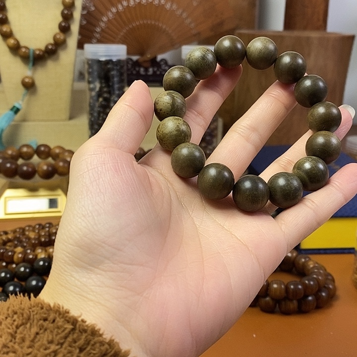 檀香木老山檀香微瑕疵阴沉1.5手串