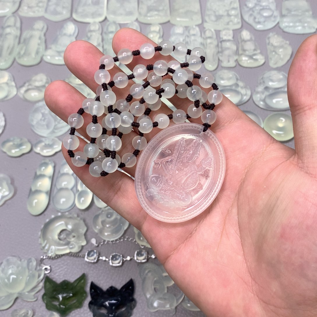 蛇纹石玉颈饰未镶嵌是**啊