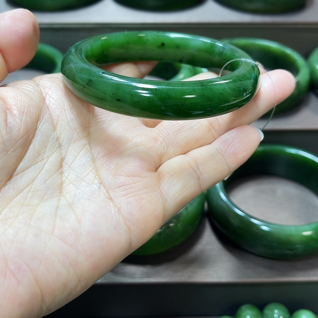 和田玉（碧玉）未镶嵌手镯