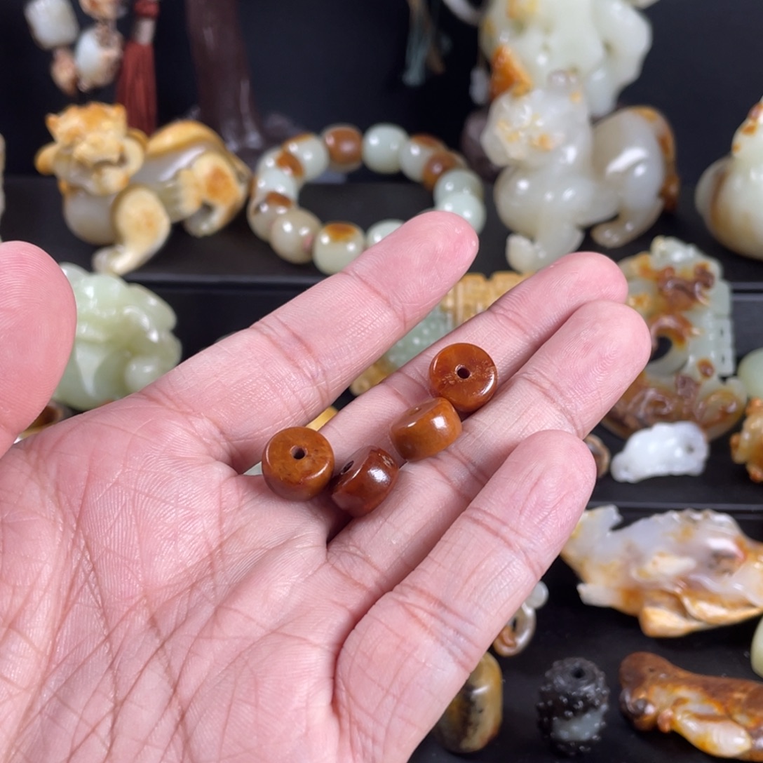 王***猫和田玉未镶嵌颈饰