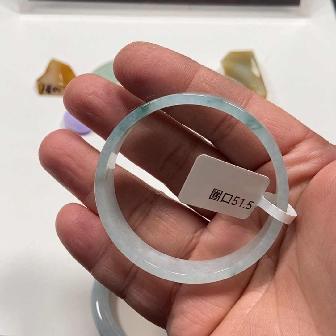 翡翠手镯未镶嵌翡翠